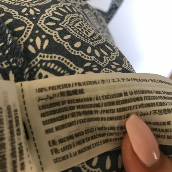 🔥 PRICE DROP 🔥Hollister Strappy Cami Blue Print - Picture 4 of 5